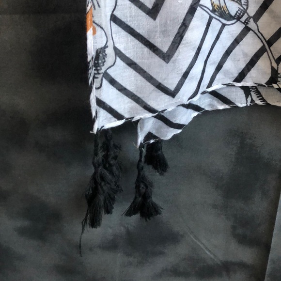 Rose patterned scarf - Picture 2 of 3